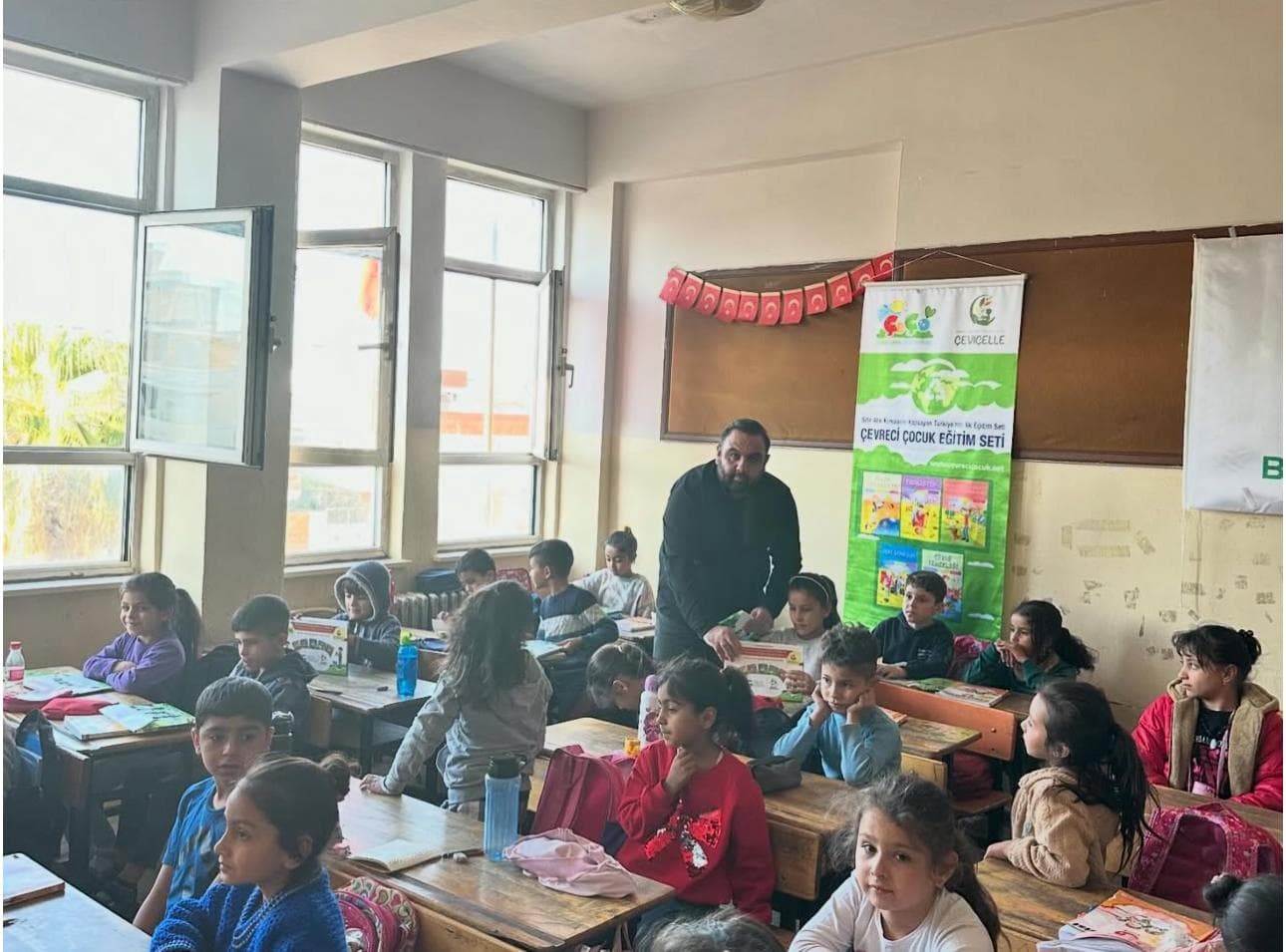 Sınıf içinde öğrencilerle çevre bilinci üzerine sohbet