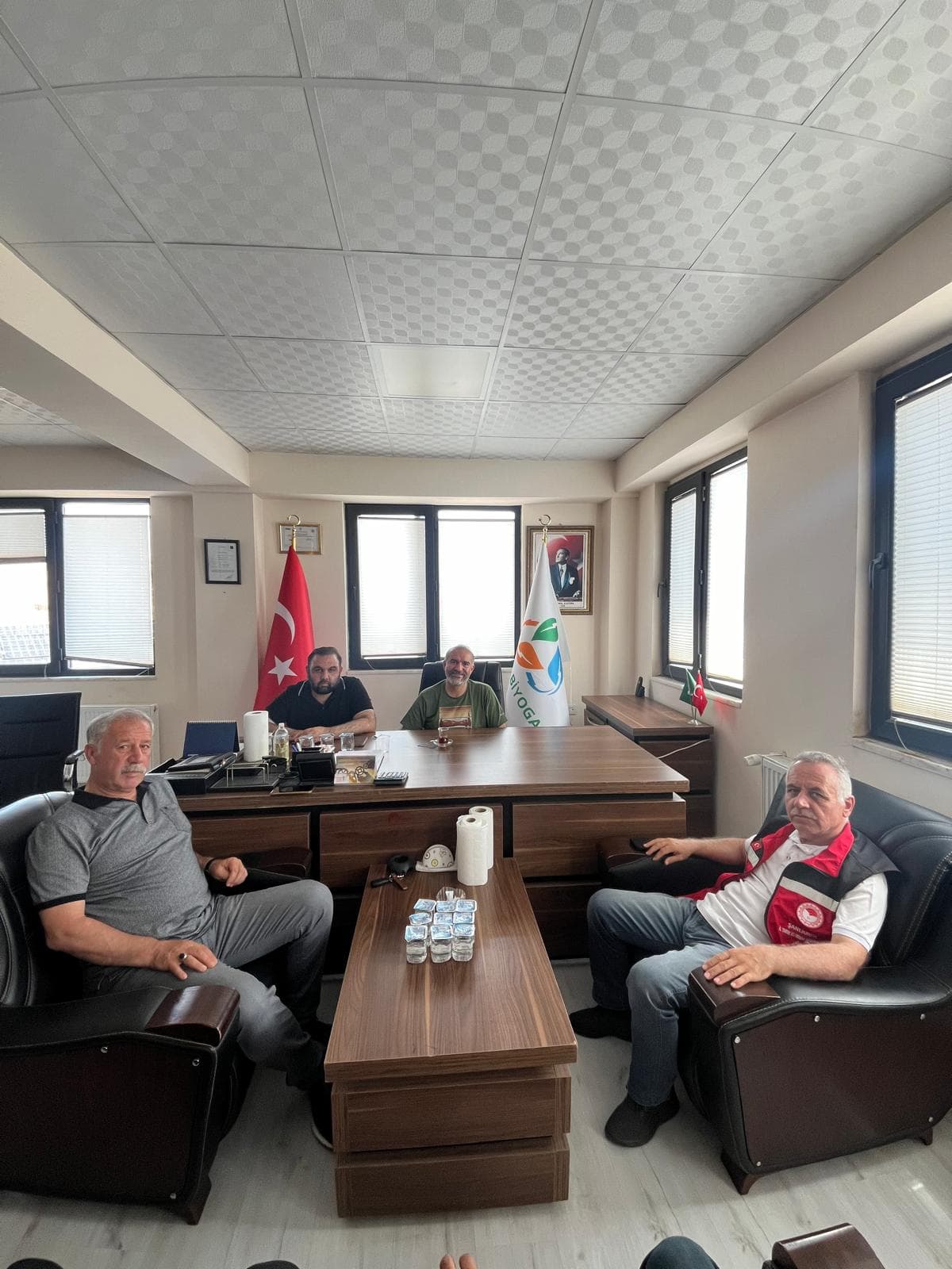 İl Müdürü Mehmet Salih Söğüt, tesis yöneticileri ile makamda görüşüyor